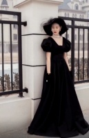 大衣哥新儿媳妇晒结婚照！与老公亲密挽手五官出众，网传聘礼50万