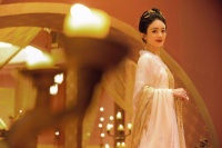 赵丽颖古装大片释出 手执扇子半遮面温婉可人