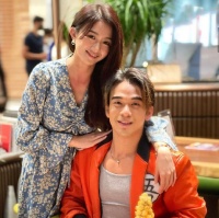 钱小豪长子庆祝32岁生日，带女友正式见家长，富豪继父庞杰罕露脸