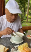 77岁凌峰定居国外状态好！家中美食摆满一大桌，眉须全白一脸皱纹