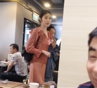 网友浙江餐馆偶遇陈慧琳，与陌生食客拼桌毫不在意，获赞超接地气