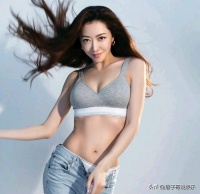 四十二岁名模床上秀性感美大腿，魔鬼身材果然名不虚传