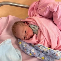 恭喜！香港知名男星妻子产下混血男婴，宝宝蓝眼睛黄头发颜值高
