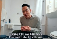 44岁港星移居英国生活艰难，住酒店嫌弃价格贵，感叹在中国太幸福