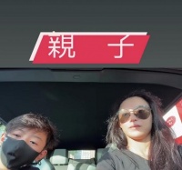 张柏芝开车送儿子上学！12岁小Q难掩帅气，母子俩互动显温馨