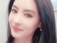 张柏芝躺床上与狗互动被咬，表情痛苦尖叫不断，后脖颈胶布亮了