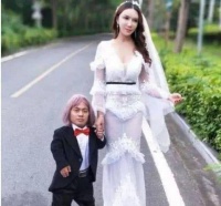 因饰演“潘金莲”一炮而红，一婚嫁1米侏儒男，二婚老公2米高