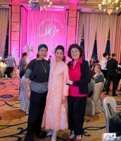 周立波现身名流宴会成香饽饽，被富婆争相拍照，人气比曾志伟还高！