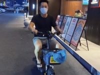 59岁香港影帝现浙江街头，穿百元衣服太朴素，骑电动车上路很开心