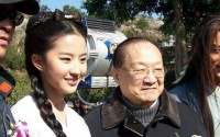 有种“全家最丑”叫刘亦菲，当看到她的表姐后，姐姐也出道吧
