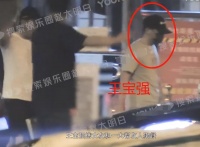 王宝强带女友露面！女方开130万豪车显霸气，一双大长腿白到晃眼