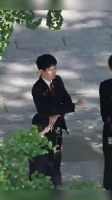 成毅被树上的代拍吓一激灵，就问还有代拍去不了地方吗？