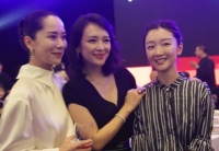 章子怡后台穿礼服哄儿子！2岁孩子壮实肉嘟嘟，喂妈妈零食走不稳