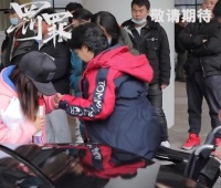 老戏骨拍戏现场坐轮椅，腰痛到不能直立，只能靠人搀扶