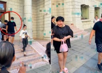 郭德纲老婆现身引人围观！穿短裤身上多处纹身，手上一个包6万块