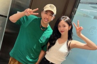 于正晒与吴宣仪合影 网友笑称“美女不需要美颜”