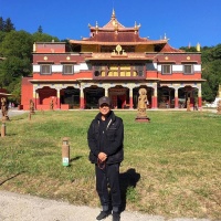 功夫巨星李连杰屡传健康亮红灯，59岁的他手拿佛珠近况曝光