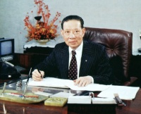 邝肖卿：嫁大18岁二婚富豪，如今丈夫去世32年，她一个人独守千亿