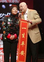 离开14年，爱妻背巨债养大儿子，如今28岁儿子长得越来越像他
