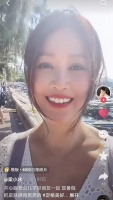 52岁梁小冰携全家去广州游玩，身材圆润皮肤白皙，儿子模样帅气