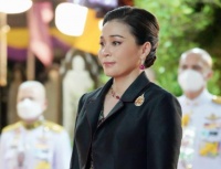 苏提达“婴儿肥”水嫩出镜，甜蜜伴驾夫唱妇随，身穿正装意气风发