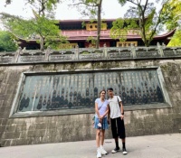 李克勤夫妇在杭州搭小船游湖晒恩爱合影 还和世界冠军打羽毛球
