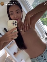 曹格娇妻穿肉色紧身衣拍照！衣服紧绷十分贴身，和黑皮肤混为一体