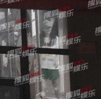 赵丽颖林更新深夜聚餐，女方走路摇晃疑似喝多，女助理全程搀扶