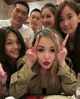 萧亚轩43岁庆生照曝光  皮肤白皙妆容精致状态佳