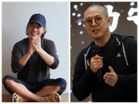 李连杰戴发黄的帽子穿一双布鞋出镜，手上和脖子上还都有一串佛珠