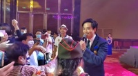 亚视一哥云南商演捞金，被一群富婆追着不放手，60岁仍风采依旧