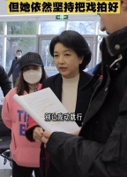 演员江珊路透曝光，现场备轮椅方便休息，坐骨神经痛仍旧坚持拍戏