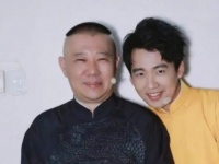 郭德纲妻子现身街头，穿粉色拖鞋提6万名包，身上多处纹身太显眼