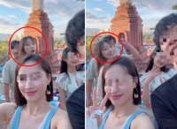 闫妮女儿穿吊带秀身材！薄背细腰十分性感，靠男友人肩膀姿势亲密