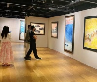 方媛拎150万包和老公约会！全身名牌奢侈品，郭富城被嘲个子太矮