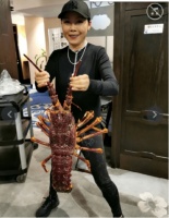 56岁“歌坛大姐大”晒近况，住上亿豪宅，下巴尖削打扮似贵妇