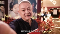 58岁欧阳奋强补办婚礼！单膝下跪深情表白，妻子穿婚纱感动落泪
