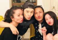 44岁靳东老婆顶白发带娃，被儿子用脚压脸，直呼承受不了！