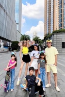蒋丽莎晒一家人街头玩滑板！4个孩子颜值超高妈妈长腿瞩目