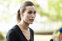 芬兰女总理再出包，二闺蜜光着上身仅芬兰蔽体、在总理府热情亲吻