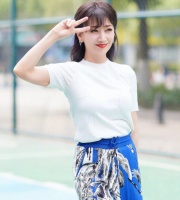 67岁赵雅芝近况曝光，街头打篮球状态冻龄，网友称赞：不老的传说