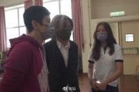 吴君如陈可辛一家三口罕见同框，16岁女儿身高快超越妈妈