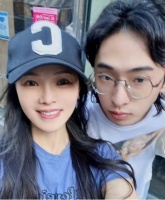 伊能静儿子再秀女装，浓妆艳抹配“大波浪”，性感打扮引争议