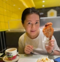 56岁李丽珍近照曝光，身材发福变形，女神形象不再