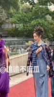 有网友在红毯拍到张天爱多次回头看徐开骋的眼神……