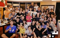 62岁宋丹丹豪宅内庆生！众明星齐聚场面隆重，富豪老公打扮喜庆