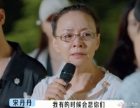 众大咖为62岁宋丹丹庆生，老公坐C位，豪宅客厅可容纳上百人