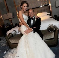 两年前李玟和富豪老公被传婚变，如今二人真实婚姻现状况曝光