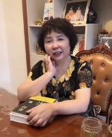 72岁盛海琳为双胞胎女儿庆毕业，中风老公激昂发言，同框照好温馨