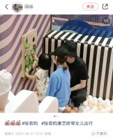张若昀唐艺昕带娃被拍，2岁女儿穿旗袍软萌可爱，爸爸抱娃太负责